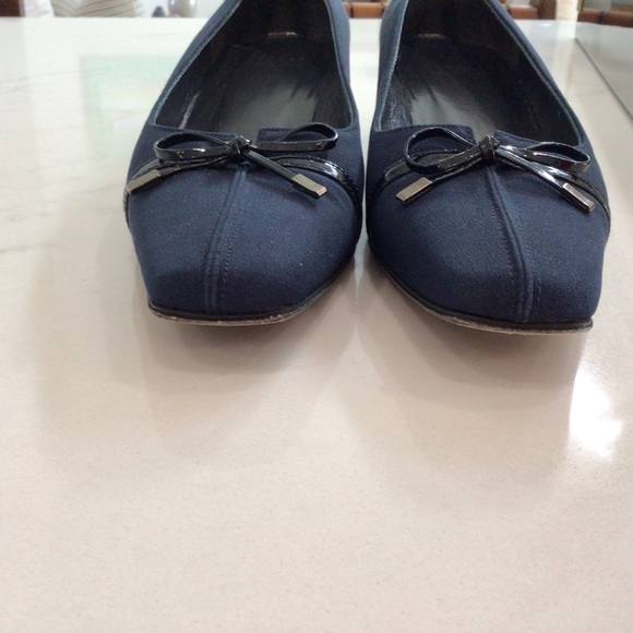 Stuart Weitzman Navy Bow Pump, Size 7M, Excellent Condition - Picture 3 of 6